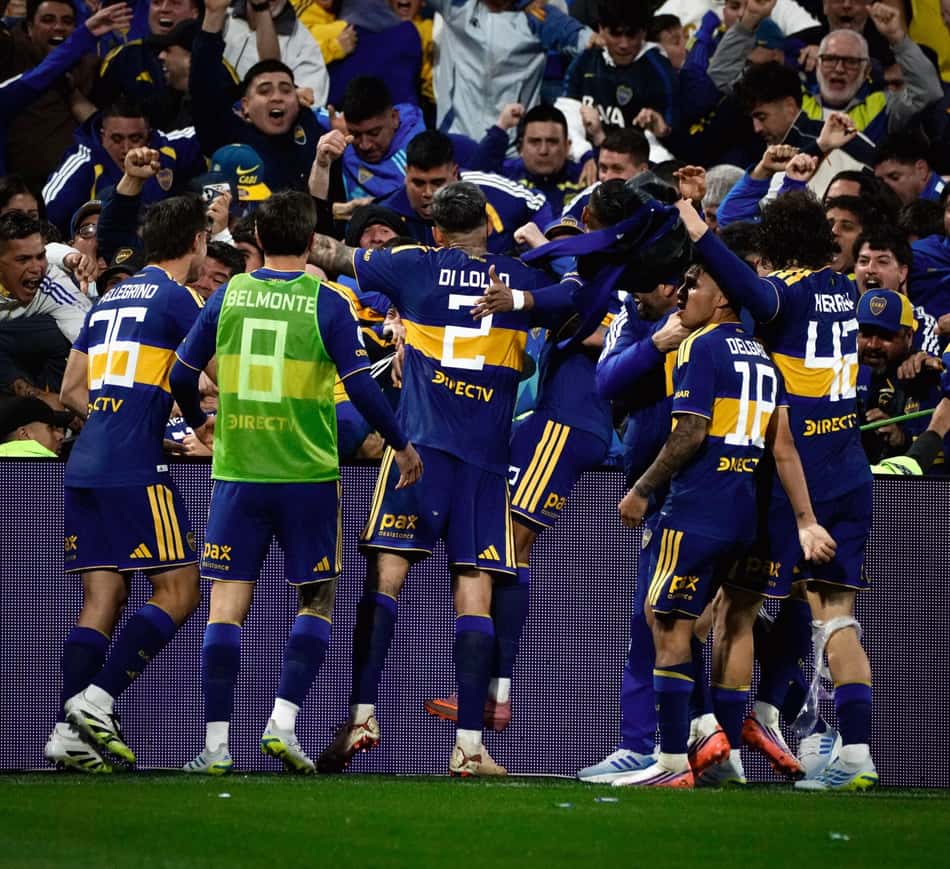 Jogadores do Boca Juniors comemoram virada na Copa Argentina com a torcida