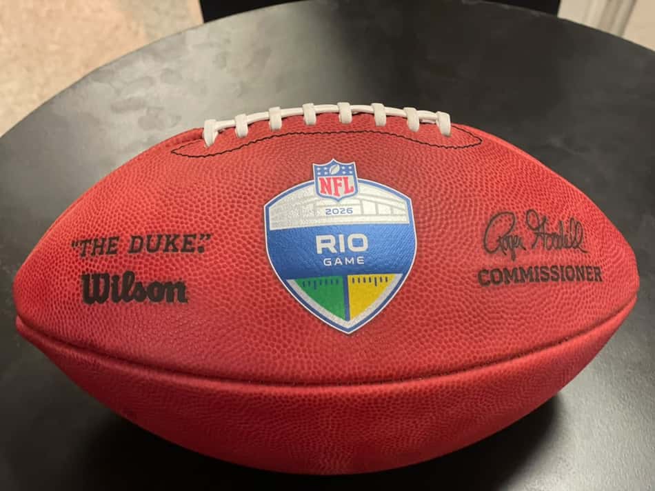 Bola da NFL com patch do jogo do Rio de Janeiro