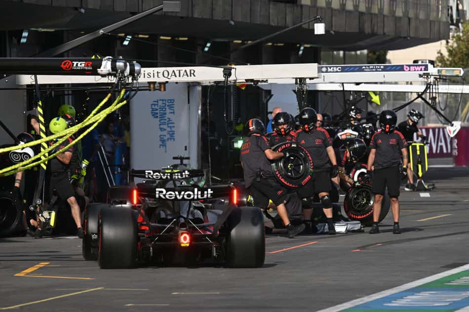 Gabriel Bortoleto e Nico Hulkenberg entrando na garagem da Audi no GP do Azerbaijão pela F1 2026