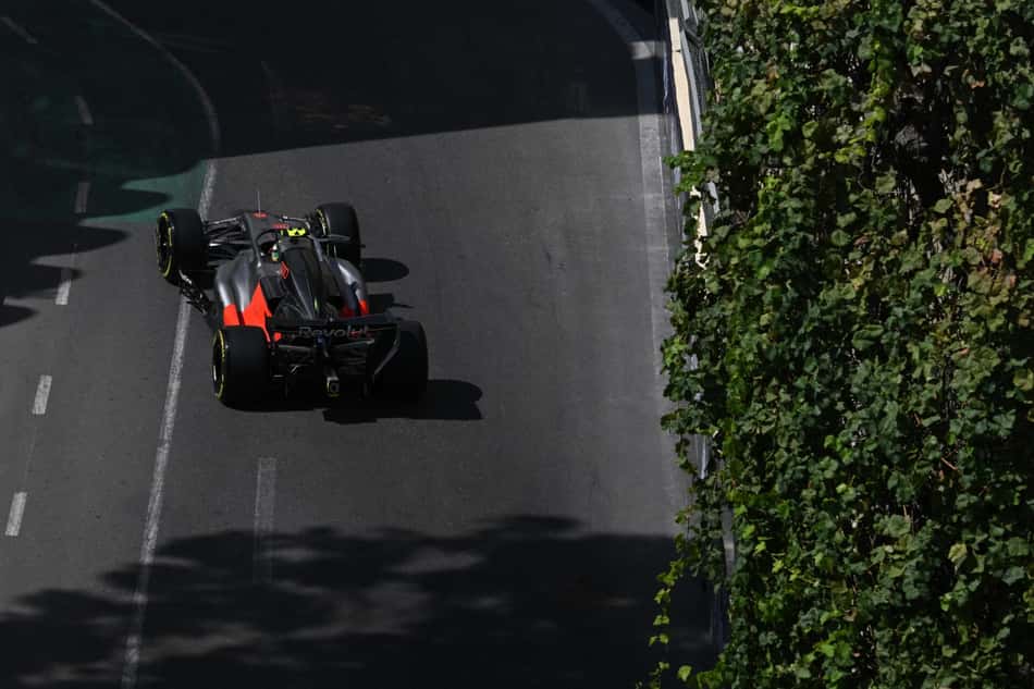 Gabriel Bortoleto em ação no GP do Azerbaijão pela F1 2026