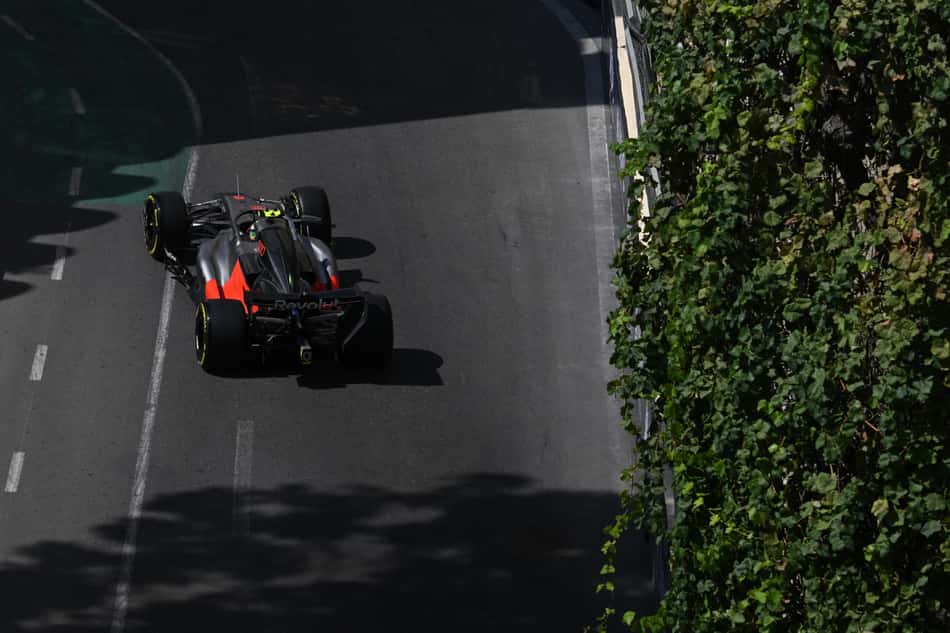Gabriel Bortoleto em ação no GP do Azerbaijão pela F1 2026
