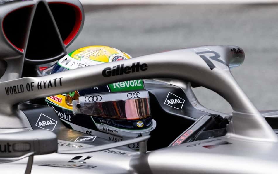 Gabriel Bortoleto, de capacete no carro, participa do único treino livre do GP da Holanda de Fórmula 1