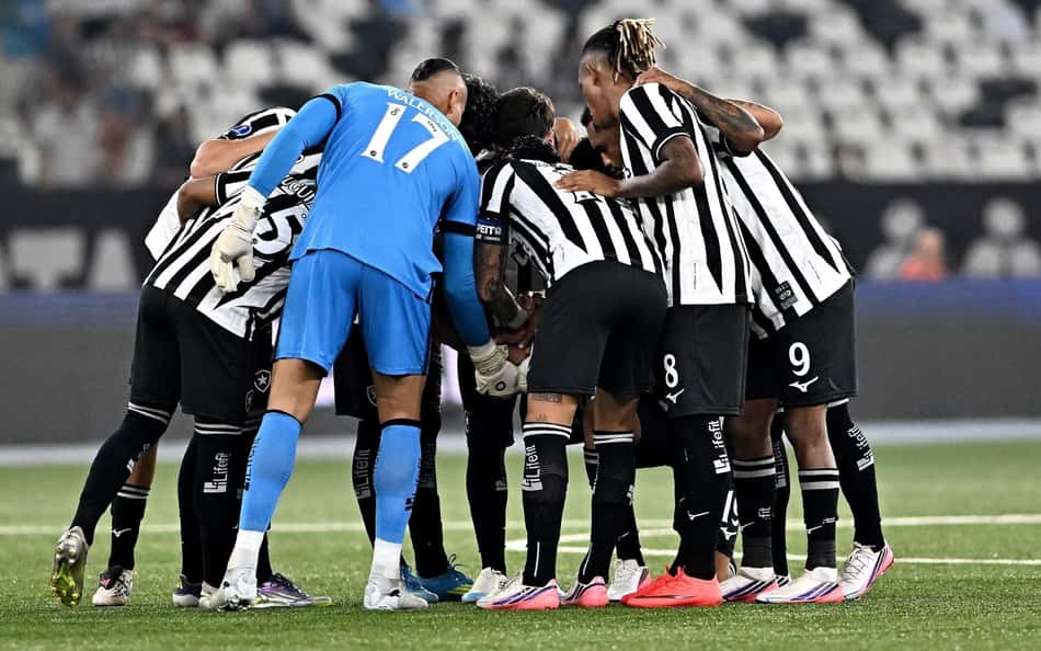 Jogadores do Botafogo no jogo contra o Cienciano