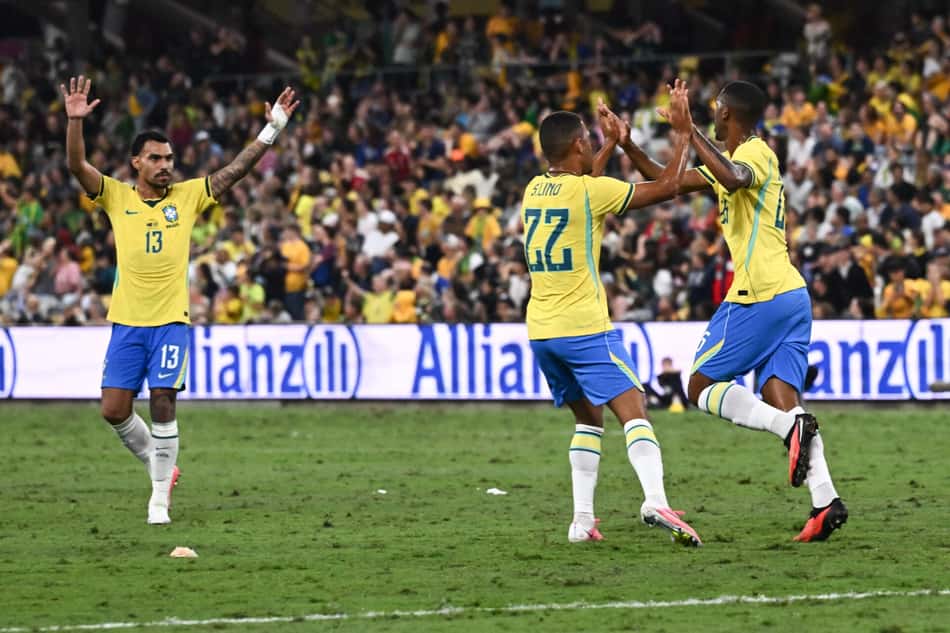 Jogadores do Brasil comemoram gol de empate de Rayan sobre a Austrália