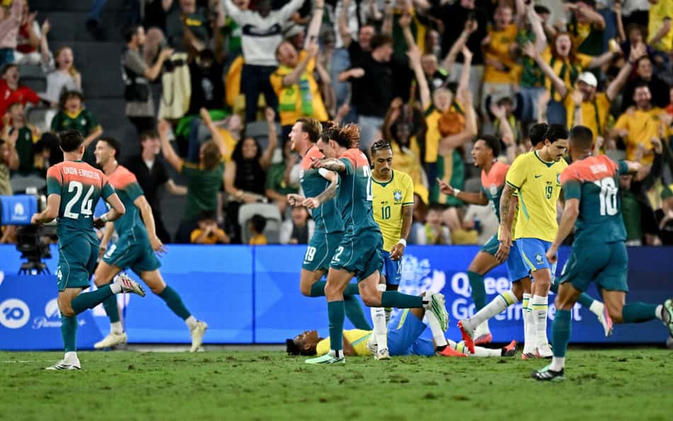 Australianos comemoram gol diante da Seleção em amistoso