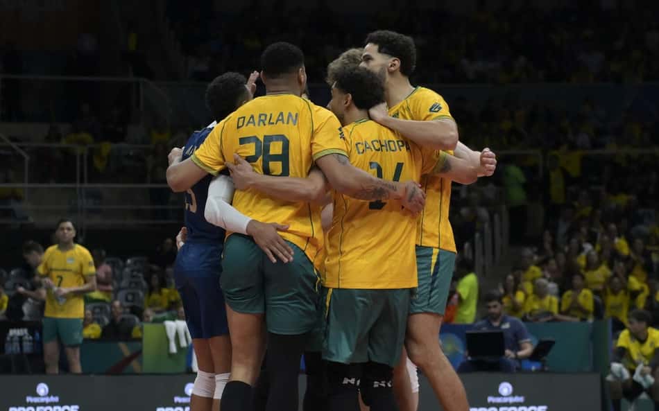 Brasil comemora ponto contra Bolívia no Sul-Americano de vôlei
