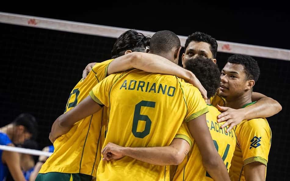 Jogadores da Seleção Brasileira se abraçam na quadra após marcarem ponto contra a China na VNL 2026