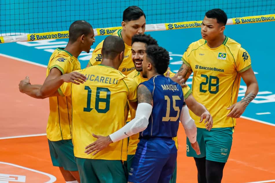 Brasil comemora ponto contra Colômbia no Sul-Americano masculino de vôlei