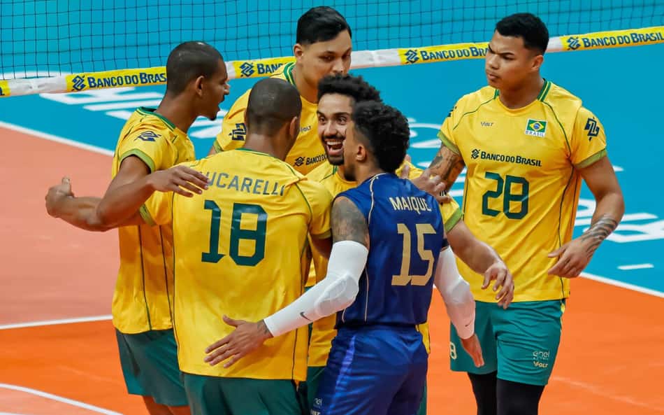 Brasil comemora ponto contra Colômbia no Sul-Americano masculino de vôlei