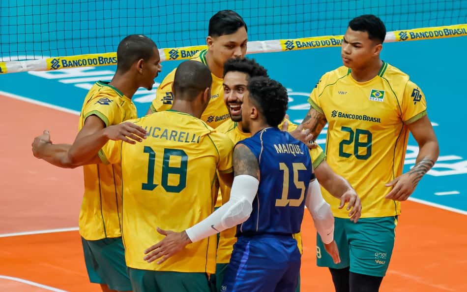 Brasil comemora ponto contra Colômbia no Sul-Americano masculino de vôlei