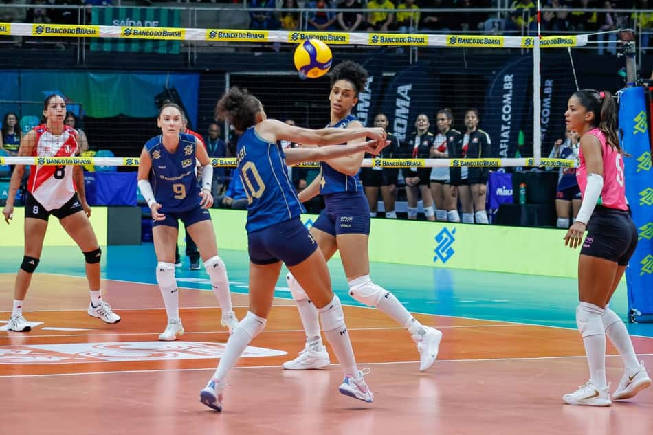 Seleção Brasileira em ação contra o Peru no Sul-Americano feminino de vôlei