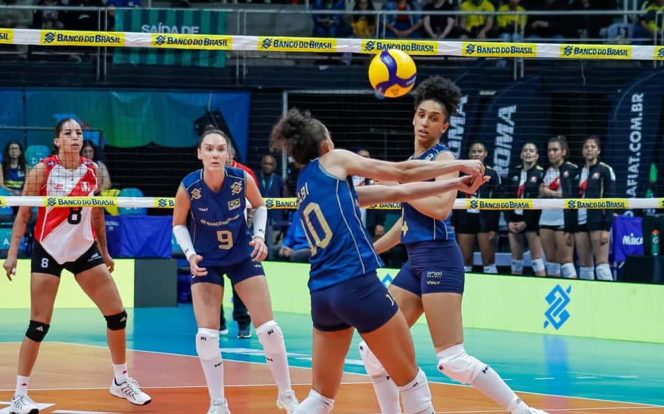 Seleção Brasileira em ação contra o Peru no Sul-Americano feminino de vôlei