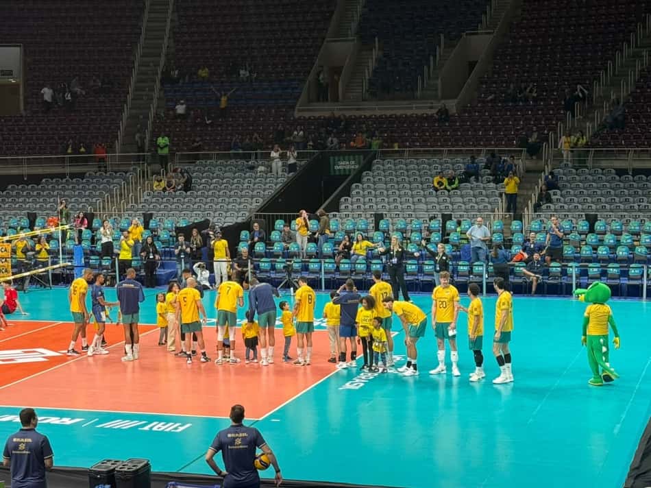 Jogadores da Seleção Brasileira estão em quadra para o duelo contra o Chile