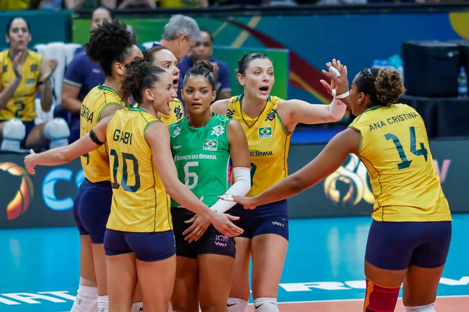 Jogadoras da Seleção Brasileira se cumprimentam em quadra durante jogo contra a Colômbia pelo Sul-Americano feminino de vôlei