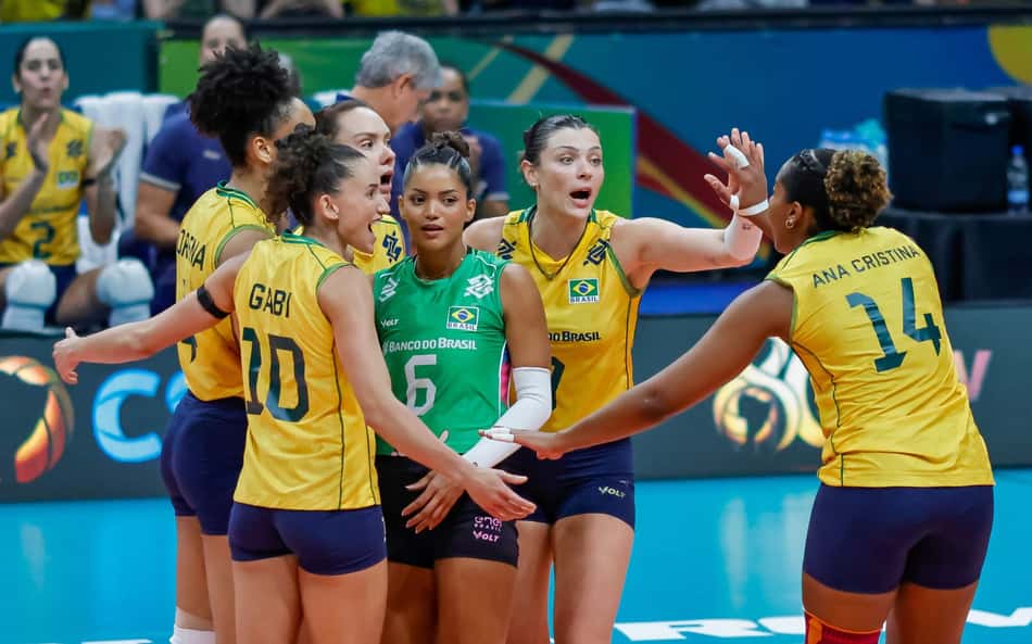Jogadoras da Seleção Brasileira se cumprimentam em quadra durante jogo contra a Colômbia pelo Sul-Americano feminino de vôlei