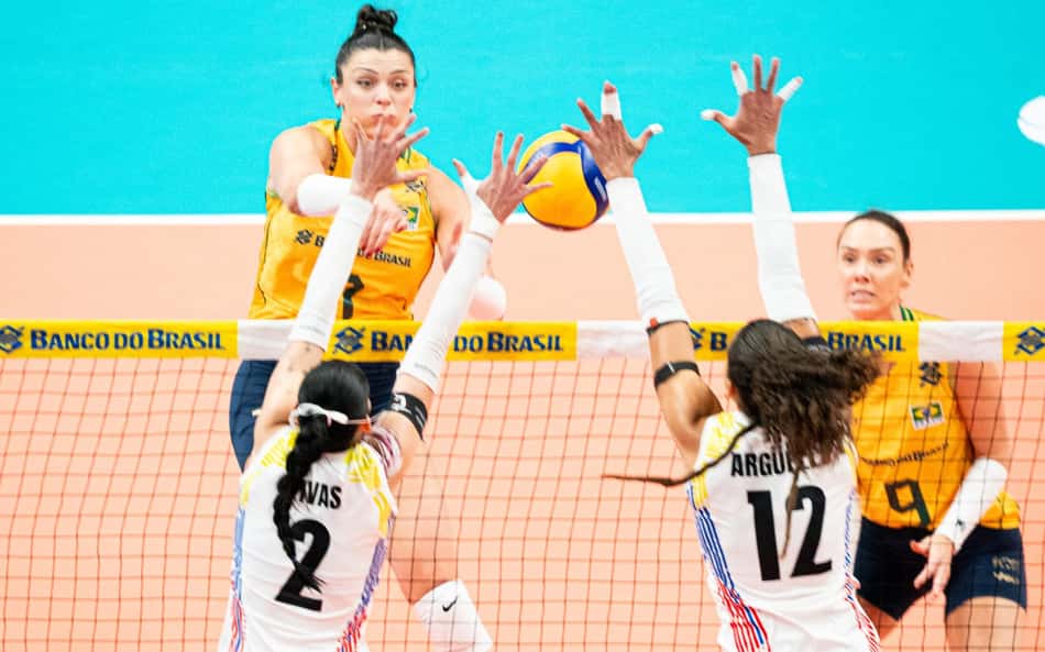 Rosamaria ataca contra bloqueio duplo da Venezuela em jogo do Sul-Americano feminino de vôlei