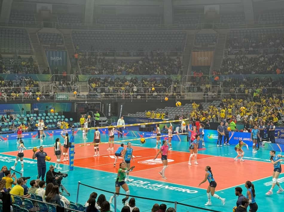 Jogadoras da Seleção Brasileira feminina de vôlei realizam aquecimento em quadra, no Maracanãzinho