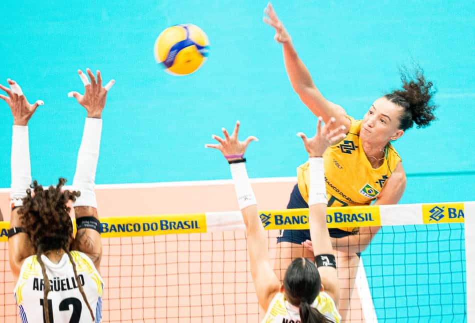 Gabi Guimarães ataca contra bloqueio duplo da Venezuela em jogo do Sul-Americano feminino de vôlei