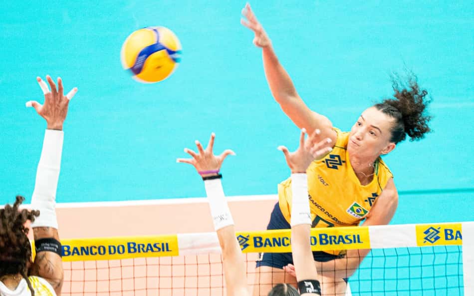 Gabi Guimarães ataca contra bloqueio duplo da Venezuela em jogo do Sul-Americano feminino de vôlei
