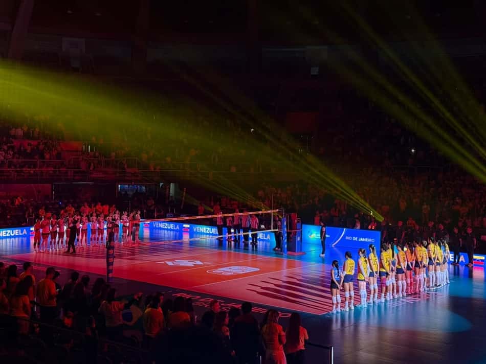 Seleções de Brasil e Venezuela perfiladas para a execução dos hinos nacionais antes de partida do Sul-Americano feminino de vôlei