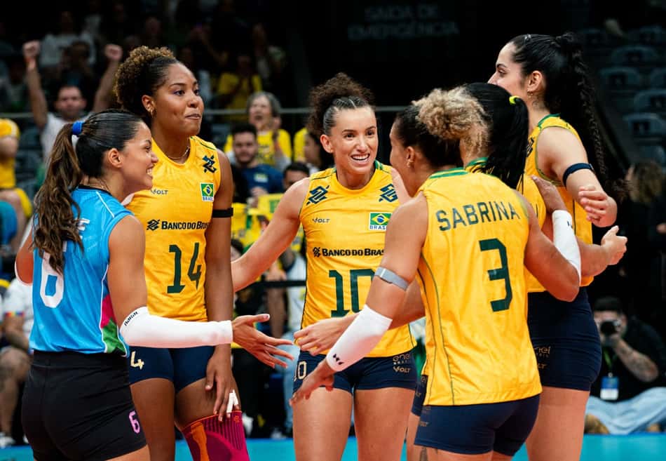 Jogadoras da Seleção Brasileira feminina de vôlei se reunem em quadra durante comemoração de ponto em jogo do Sul-Americano