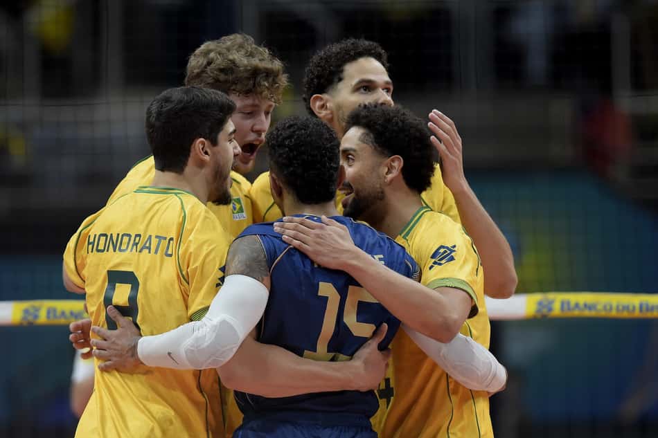 Jogadores comemoram ponto em Brasil x Bolívia pelo Sul-Americano de vôlei