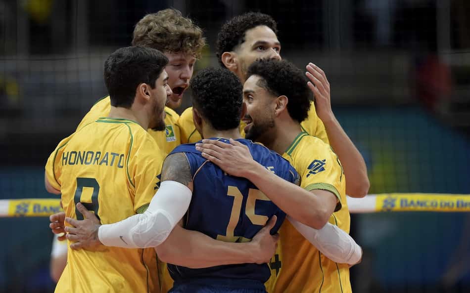Jogadores comemoram ponto em Brasil x Bolívia pelo Sul-Americano de vôlei