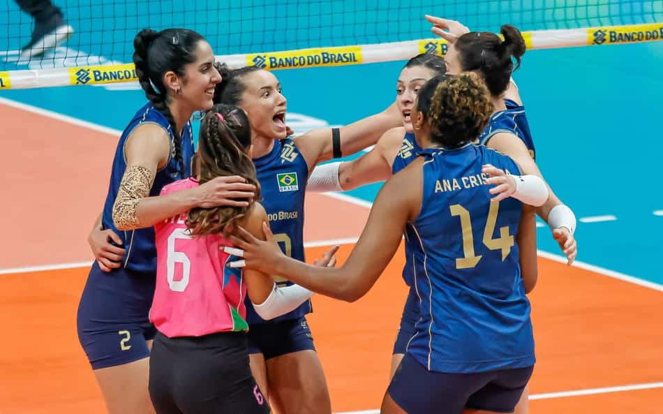 Seleção Brasileira comemora ponto em jogo contra o Peru no Sul-Americano feminino de vôlei