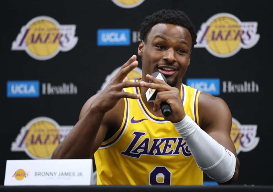 Bronny James segura microfone e fala durante coletiva de imprensa na apresentação ao Los Angeles Lakers para a temporada 2026/27