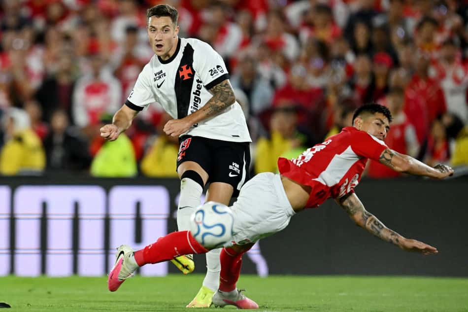 Bruno Duarte finaliza a bola em Santa Fe x Vasco