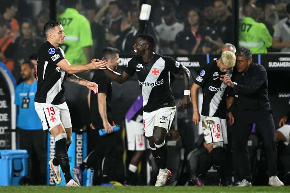 Bruno Duarte comemora seu primeiro gol pelo Vasco