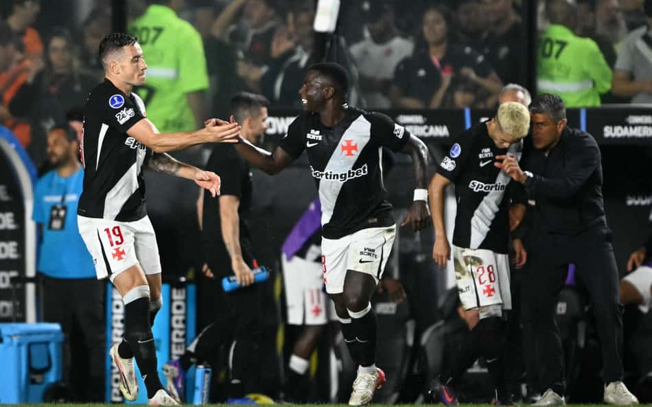 Bruno Duarte comemora seu primeiro gol pelo Vasco