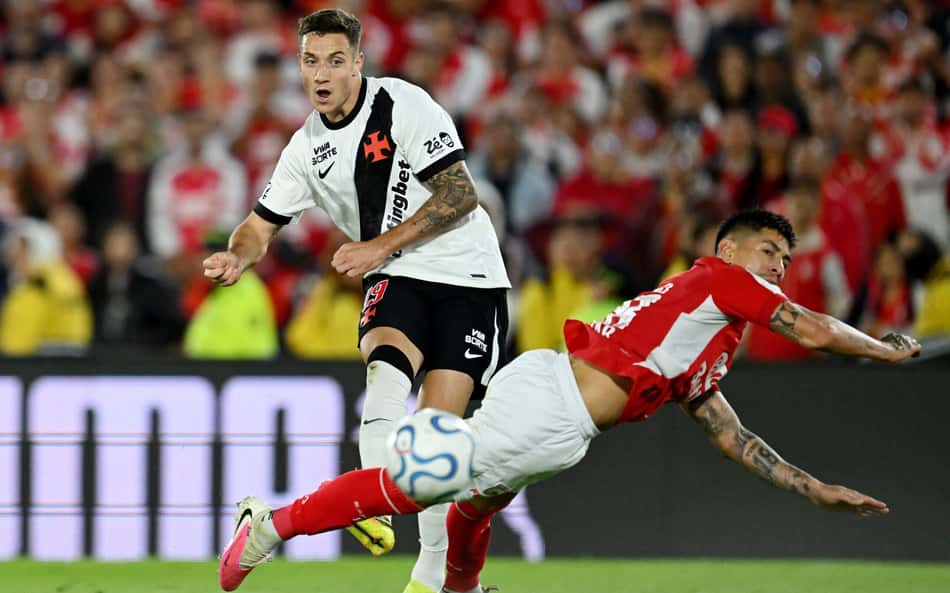 Bruno Duarte finaliza a bola em Santa Fe x Vasco