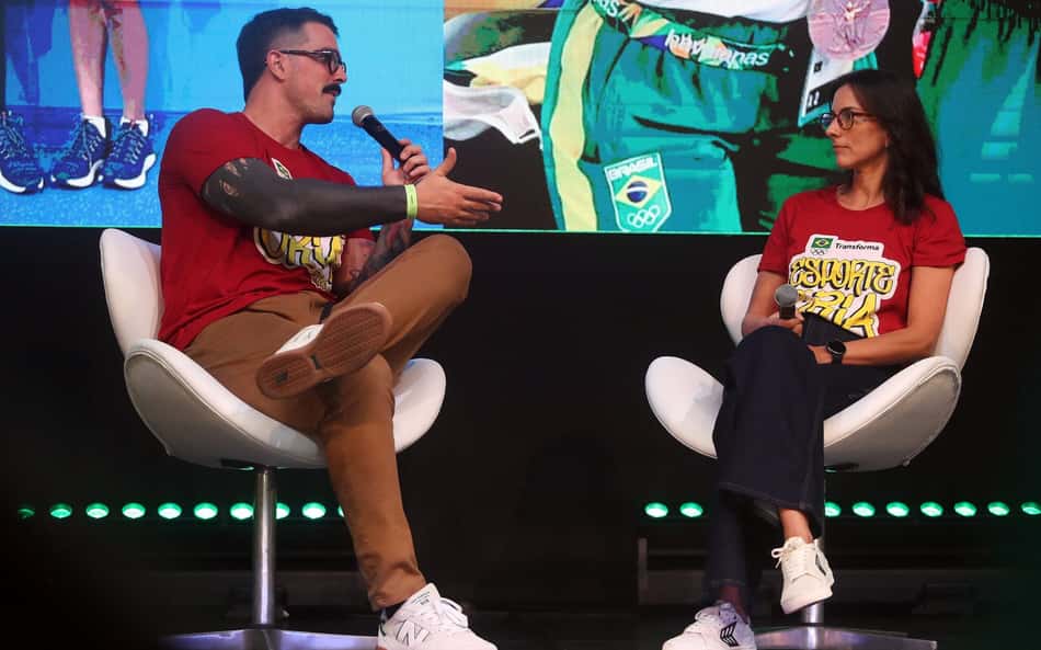 O nadador Bruno Fratus e a psicóloga Carla di Pierro durante palestra no encontro do Esporte Cria 2026, em São Paulo