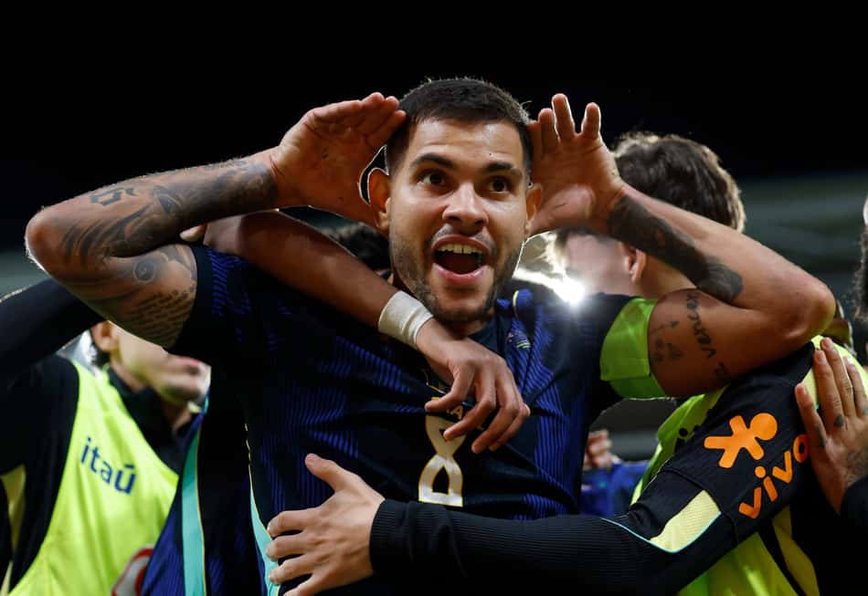 Bruno Guimarães leva mãos às orelhas como comemoração