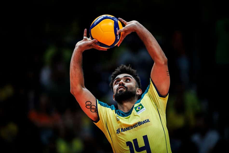 Fernando Cachopa realiza levantamento em Brasil x Itália pelo Pré-Olímpico de vôlei masculino