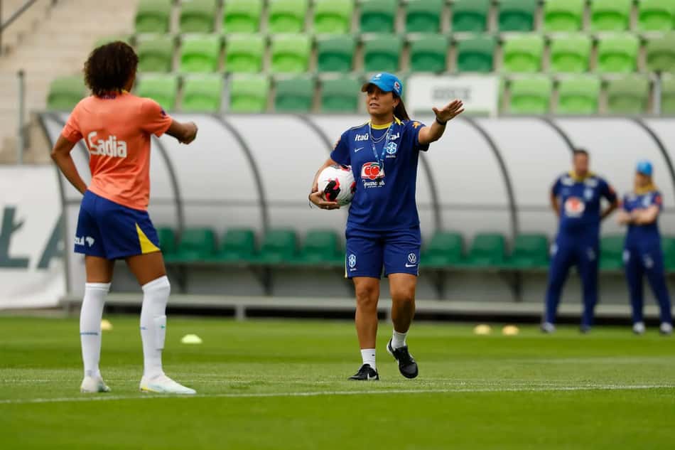 camilla orlando orienta atleta com a bola na mão