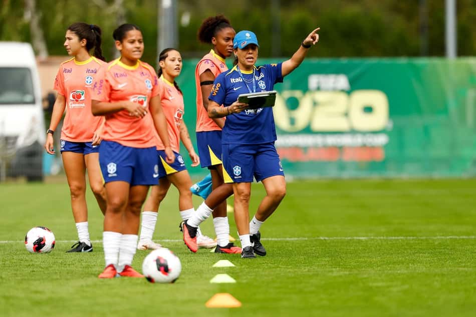 Camilla Orlando orienta jogadoras com prancheta em mãos e boné da Seleção