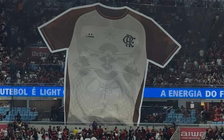 O Manto em sua maior extensão: torcida do Flamengo ergue bandeirão inspirado na mística de Lima e no Urubu de Nazca no Maracanã (Foto: Divulgação)
