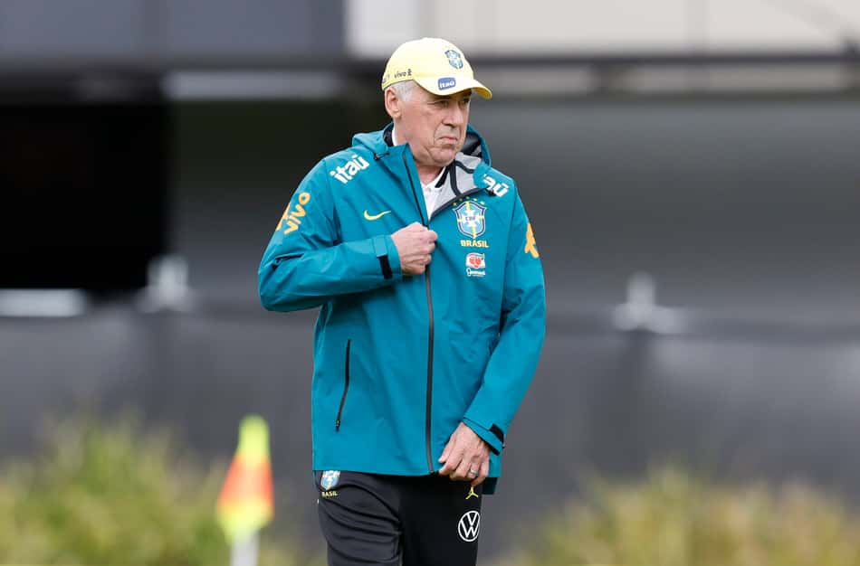 Carlo Ancelotti durante treino da Seleção Brasileira