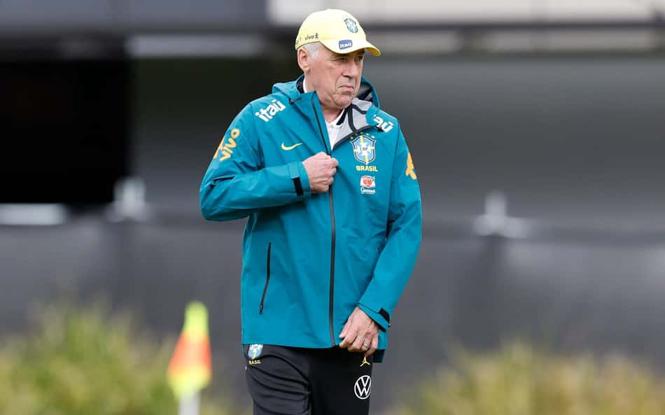 Carlo Ancelotti durante treino da Seleção Brasileira