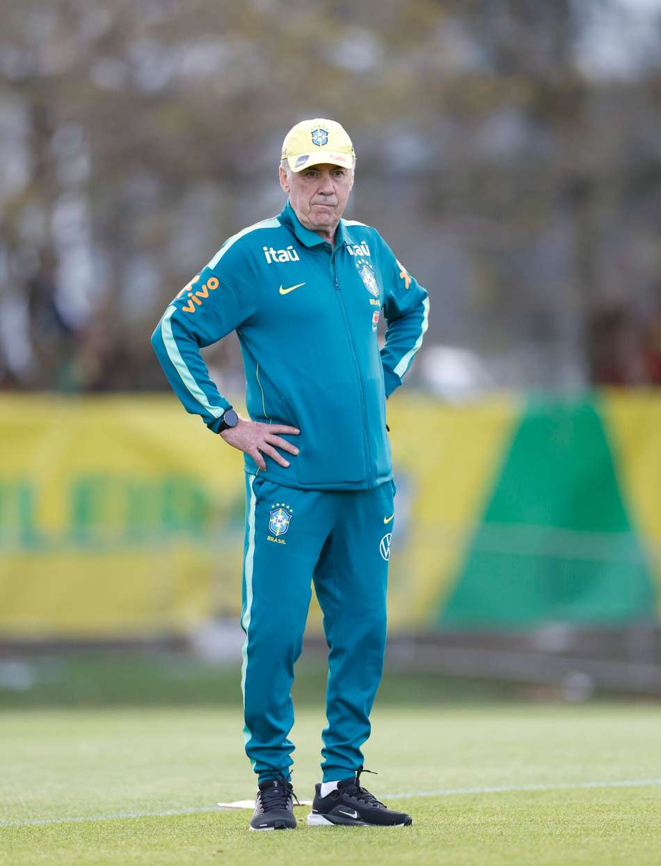Carlo Ancelotti, técnico da Seleção Brasileira, comanda treino do Brasil antes do jogo com a Austrália