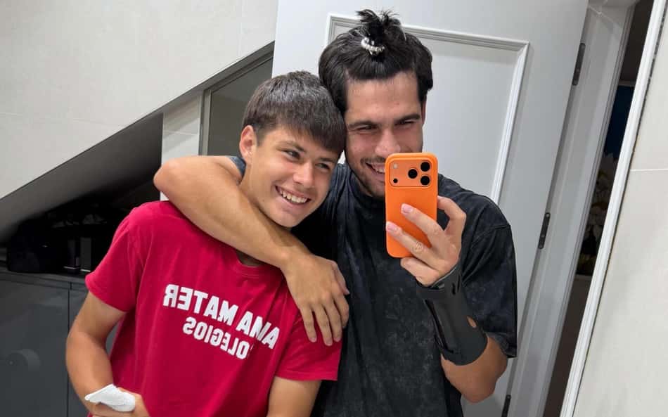 Carlos Alcaraz tira foto no espelho abraçado com o irmão mais novo, Jaime