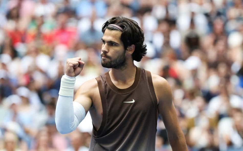 Carlos Alcaraz vibra durante jogo de estreia no US Open 2026