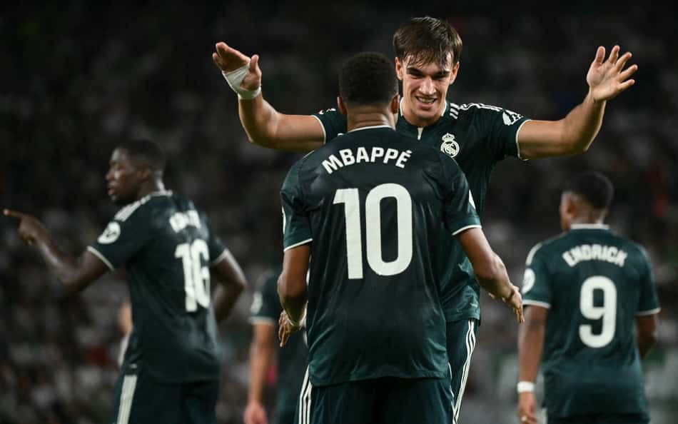 atacante espanhol do Real Madrid, camisa 19, Carlos Espi Escrihuela, comemora o terceiro gol de sua equipe com o atacante francês do Real Madrid, camisa 10, Kylian Mbappé, durante a partida do Campeonato Espanhol entre Elche CF e Real Madrid CF, no Estádio Martínez Valero, em Elche