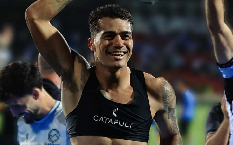 Carlos França balança a camisa branca na mão