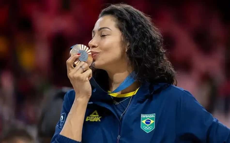 Carolana beija medalha de bronze nos Jogos Olímpicos de Paris 2024
