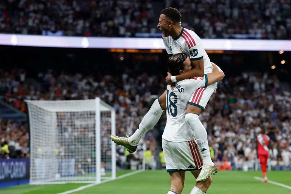 Carreras comemora gol com Mbappé durante Real Madrid x Rayo Vallecano