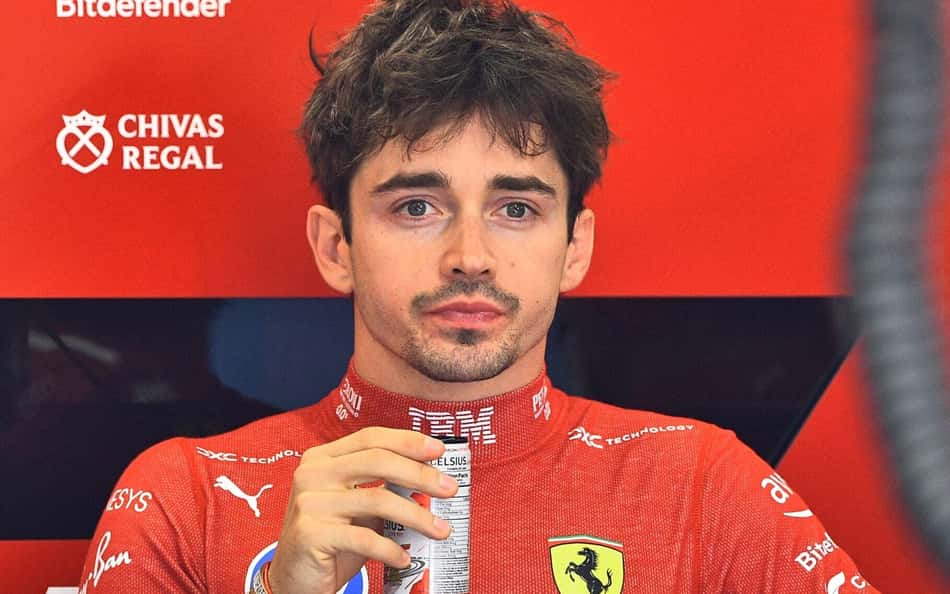 Charles Leclerc na garagem da Ferrari durante GP da Hungria na F1 2025 (Foto: Ferenc ISZA / AFP)