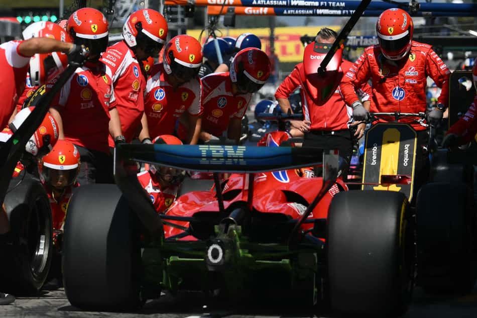 Charles Leclerc em pitstop na garagem da Ferrari durante treino no GP da Itália pela F1 2026